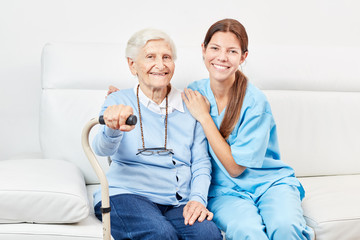 Pflegedienst Frau und glückliche Seniorin