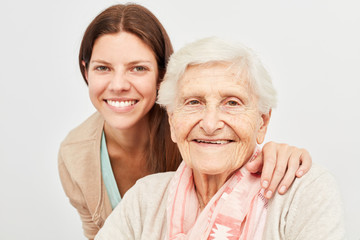 Enkelin zusammen mit glücklicher Seniorin
