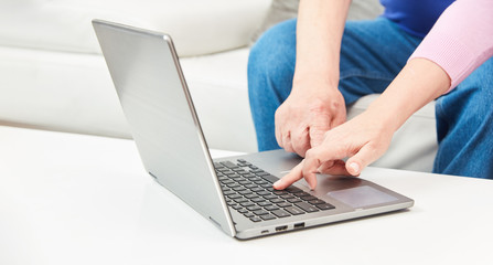 Fototapeta na wymiar Hände tippen auf Tastatur eines Laptop PC