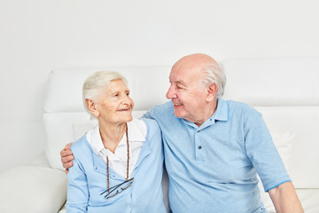 Paar Senioren umarmt sich glücklich