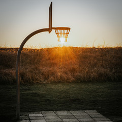 Basketball Korb im Sonnenuntergang, Gegenlicht, draußen