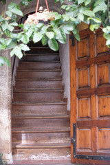 Fototapeta na wymiar entrée et escaliers en bois