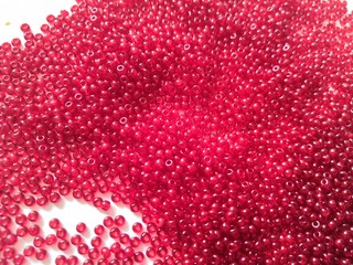 beads red scattering, grain 2