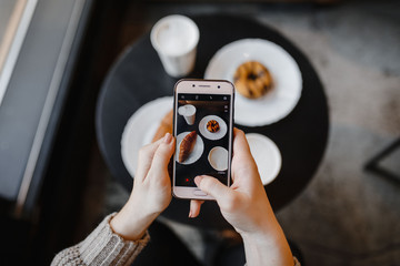 hands do photo to coffee breakfast in the morning