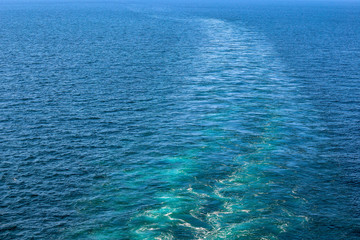 Obraz premium Cruise ship wake or trail on ocean surface, white trace