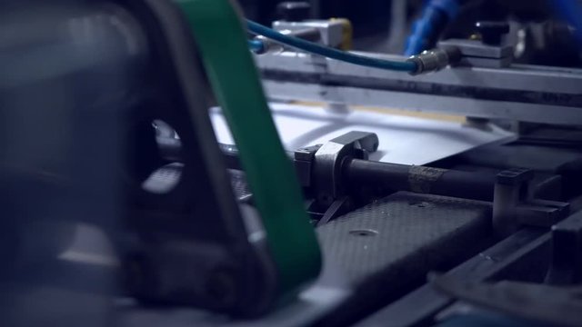 the conveyor to glue the adhesive tape on postal envelopes