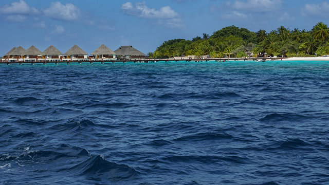 Insel mit Wasserbungalows am Strand mit Pflanzen und T&uuml;rkis wasser von Adaaran Select Meedhupparu auf Malediven im Indischen Ozean