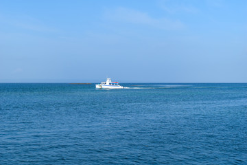 Fototapeta premium Yacht travelling on the ocean in the caribbean sea