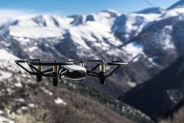 Naklejka premium Un Dron en la montaña nevada