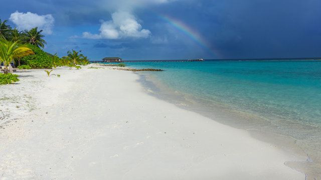 Regenboden am Strand auf Insel  Adaaran Select Meedhupparu auf Malediven im Indischen Ozean