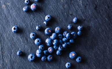 Haufen frischer Heidelbeeren auf Schieferstein