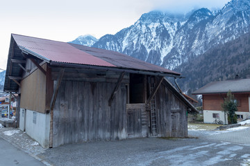 Holzschuppen mit Berge im Hintergrund