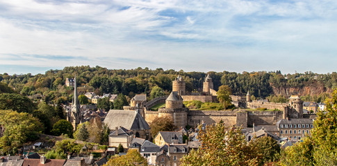 Fougères. Vue panoramique du château et des toits depuis le jardin public de l'église...