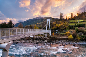 Puente en el rio Ara en una tarde de otoño. Brotó. Huesca. España. Europa.
