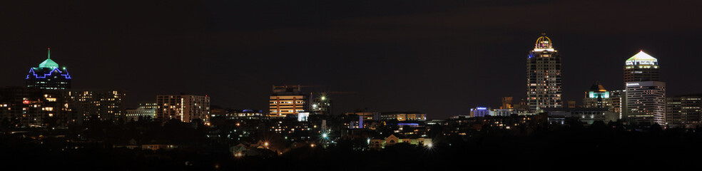 Naklejka premium Panoramę Johannesburga w nocy