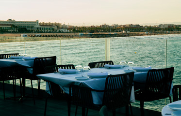 Fototapeta premium Terraza de restaurante en el mar