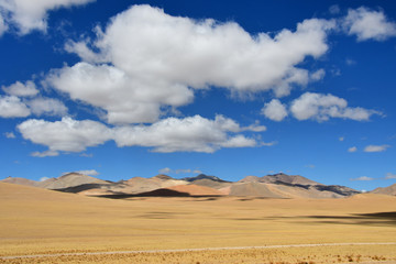 Fototapeta na wymiar China, Tibetan plateau. landscapes along the road from the Ringtor to Yakra in summer