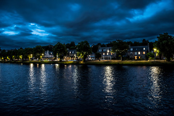 Obraz premium Illuminated Buildings In The Scenic Streets Of The City Of Inverness At The River Ness At Night in Scotland
