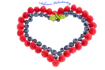 Herz aus Himmbeeren und Johannesbeeren
