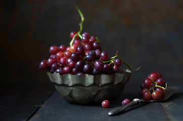 Stillleben mit roten Weintrauben