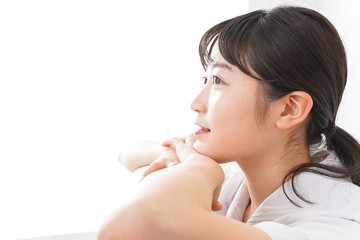 笑顔で勉強をする若い学生
