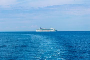 Obraz premium liner sailing on the sea