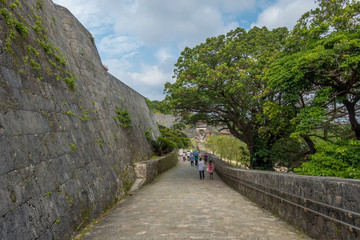 古城に続く石の道