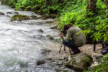 Naturfotograf fotografiert fließendes Wasser mit Langzeitbelichtung