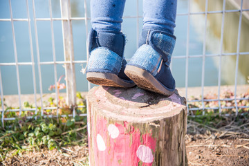 踏み台に乗る子供の足