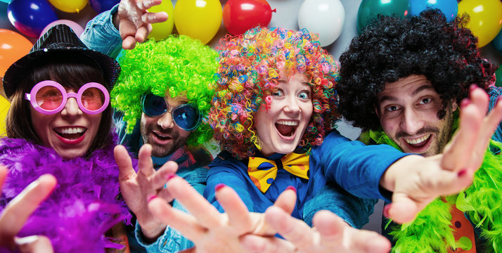 Karneval Party,Lachende Freunde in bunten Kost&uuml;men feiern Karneval.