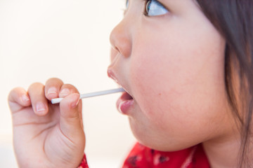 飴を食べる子供