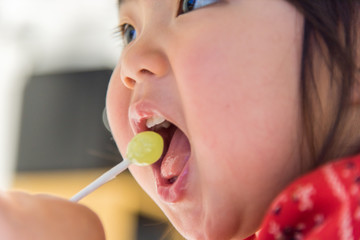 飴を食べる子供