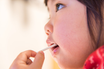 飴を食べる子供