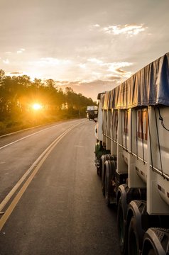 Rodovia e p&ocirc;r do sol