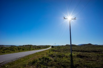 Strommast im Gegenlicht