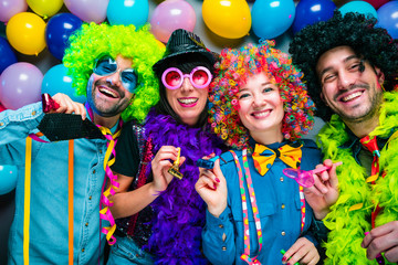 Karneval Party,Lachende Freunde in bunten Kostümen feiern Karneval .