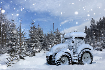 Schneebedeckter Traktor steht im Schnee © Biewer_Jürgen