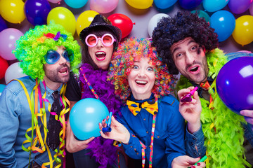 Karneval Party,Lachende Freunde in bunten Kostümen feiern Karneval .
