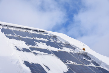 Mit Schneebedeckte Solaranlage