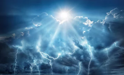 Abwaschbare Fototapete Sturm Religiöser und wissenschaftlicher apokalyptischer Hintergrund. Dunkler Himmel mit Blitzen und dunkle Wolken mit der Sonne, die Rettung und Hoffnung darstellt.