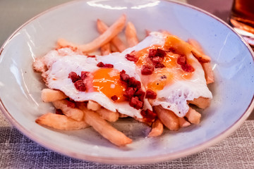 Tapas à Barcelone, frites et oeufs au plat