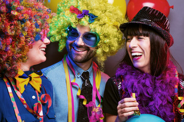 Karneval Party,Lachende Freunde in bunten Kostümen feiern Karneval .