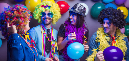 Karneval Party,Lachende Freunde in bunten Kostümen feiern Karneval .