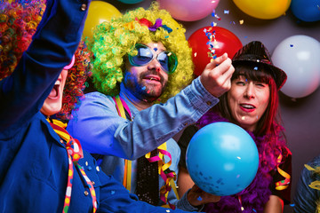 Karneval Party,Lachende Freunde in bunten Kostümen feiern Karneval .