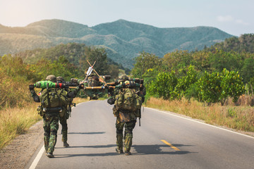 Obraz premium The transport of wounded soldiers to heal.Soldiers are carrying their wounded soldiers on the battlefield to safe places for medical treatment