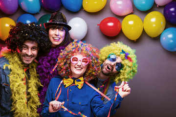 Karneval Party,Lachende Freunde in bunten Kostümen feiern Karneval .
