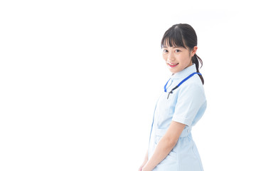 ナース服を着た若い笑顔の看護師 - obrazy, fototapety, plakaty