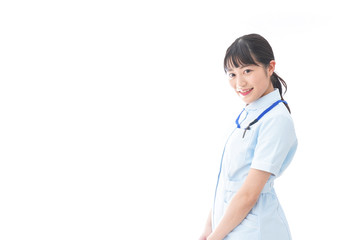 ナース服を着た若い笑顔の看護師 - obrazy, fototapety, plakaty