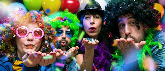 Obraz na płótnie Canvas Karneval Party,Lachende Freunde in bunten Kostümen feiern Karneval .