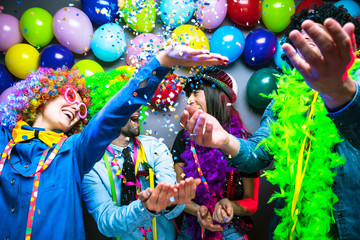 Karneval Party,Lachende Freunde in bunten Kostümen feiern Karneval .